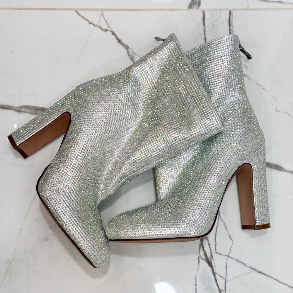 NWOT AZALEA WANG HONEY BUNCH SILVER RHINESTONE BOOTIES SIZE 7